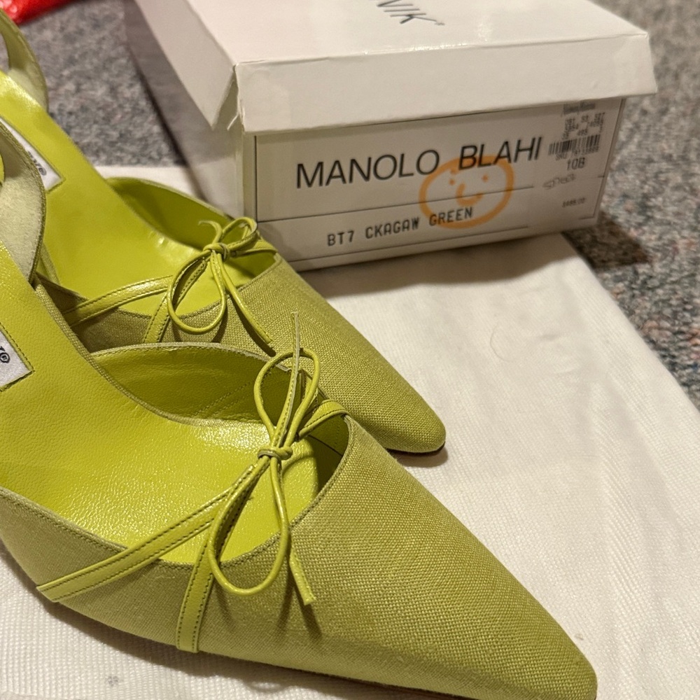 Manolo Blahnik Vibrant Green Pointed Heels - Picture 12 of 16